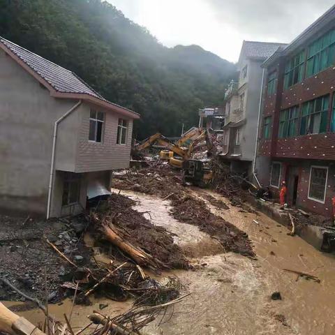 “太严重了，房子塌了，人也找不到了……”临安福彩销售员石老江这样回复着