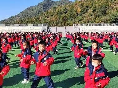 学习、生活…我们在阳光、雨露、充满爱的环境下，快乐成长！未来可期！！我们是阳光少年！！！