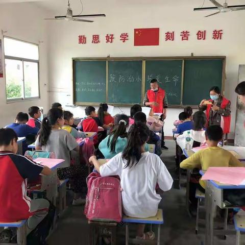 “防溺水安全教育进校园”——万山小学