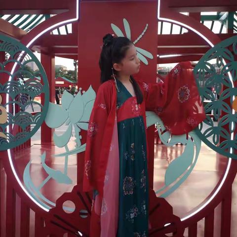 为了潇潇过一个有意义的九岁的生日，2021—6—27早上八点起来，把两个孩子叫醒，给她们吃完收拾完已到了十点半