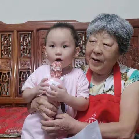 九九重阳日，浓浓敬老情！                                          ——雨潼和奶奶