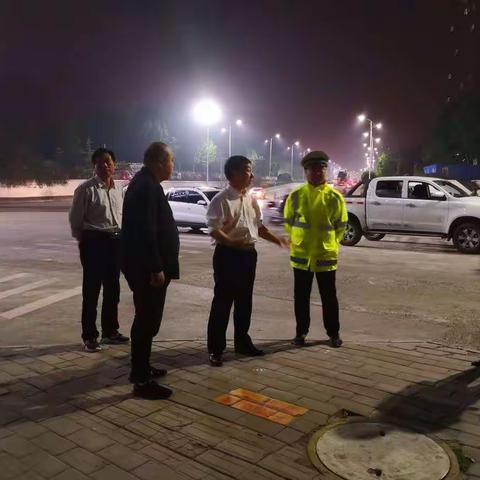 平顶山市城市管理局局长彭涛带队督查环卫保洁和工地渣土车管控情况