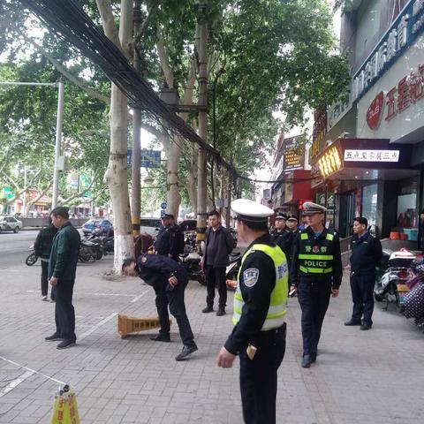 城警联合集中整治开源路交通秩序