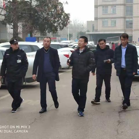 市城市管理局局长彭涛调研医院、学校周边交通情况