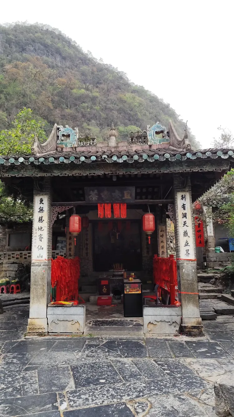 龙桥‌黄姚古镇,自然景观有八大景二十四小景;保存有寺观庙祠20多座