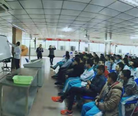 2016年3月12日上午，国兴中学初一一班烹饪课。