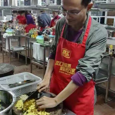 国兴中学初中部独特的迎新晚餐，自己动手，丰衣足食。