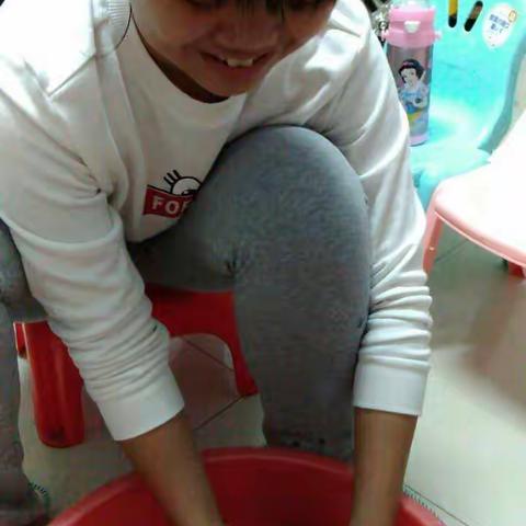 感恩是种美德，给父母洗脚是种报恩的方式，海南省国兴中学初2016级4班（雨林班）感恩作业。