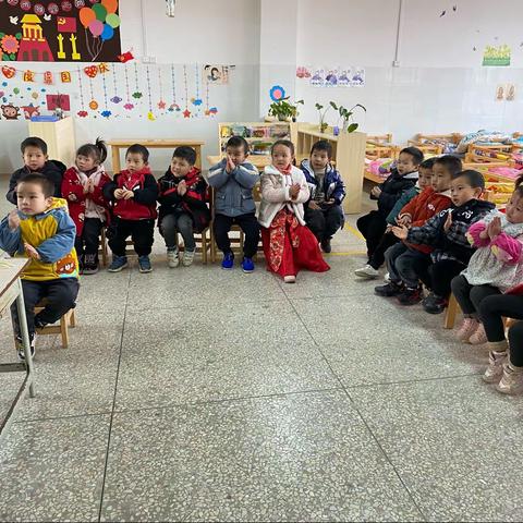 板榄镇中心幼儿园中二班庆“元旦”包饺子活动开始啦！