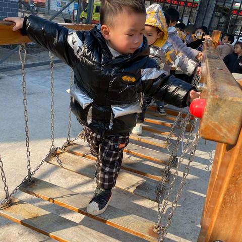 不知不觉我们在幼儿园已经四个月啦！宝贝们有了很大的进步！老师为你们感到骄傲！