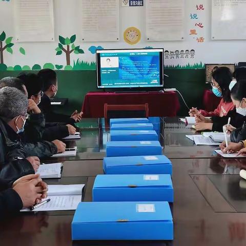 学习新课标，让核心素养落地 ——太白坳小学第九周“相约星期五”教研活动