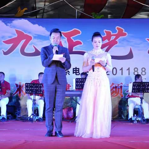 公主岭市九正艺术团在新世纪广场举办文艺汇演