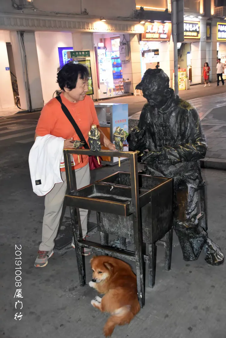 雕塑也是商业街的一道景观。