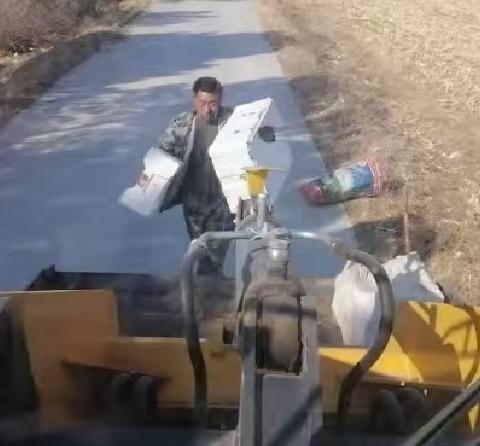 音德尔镇青山村开展春季卫生集中整治行动