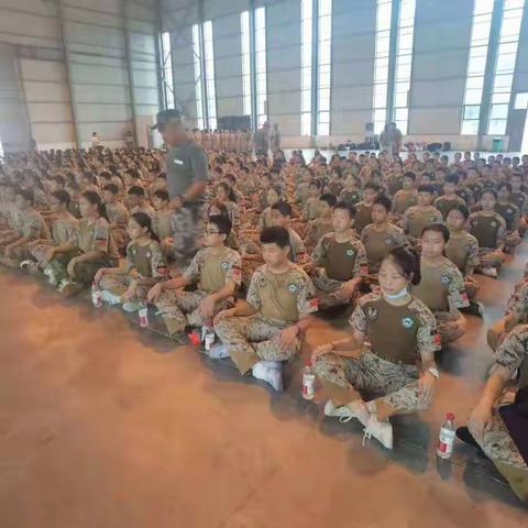 初中708班军训中的我们