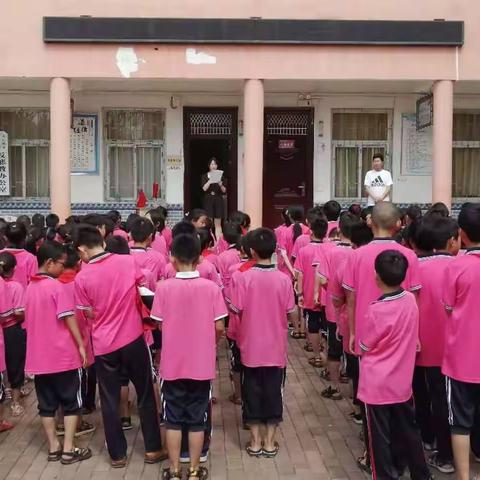 淅川县大石桥乡小举行“谢师礼”活动