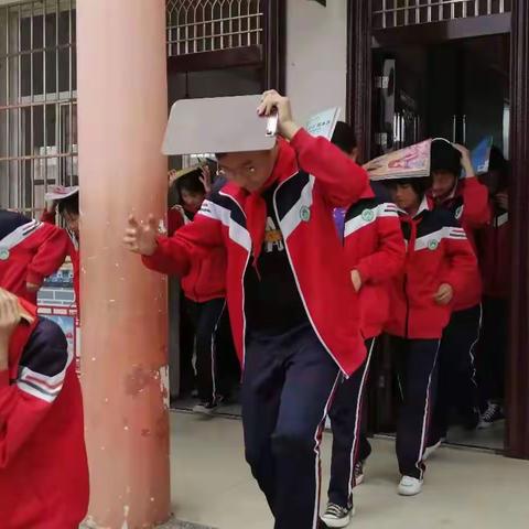 淅川县大石桥乡小开展防震安全教育及紧急疏散演练活动