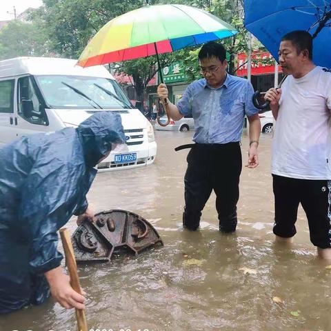 【风雨中的坚守】——综合行政执法局奋战在防汛第一线