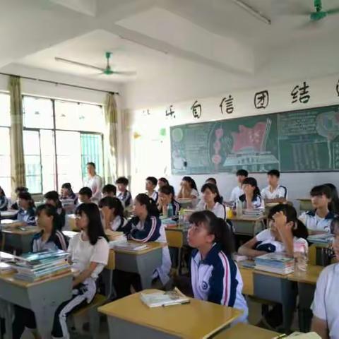 本周班会课，初三年级各班主任组织学生观看校园礼仪教育视频。