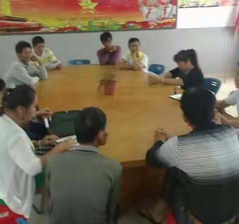 白莲中学初三年级后进生家长座谈会。