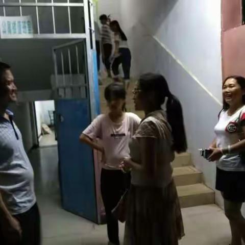 10月27日晚修后，班主任们到学生宿舍指导学生整理内务。