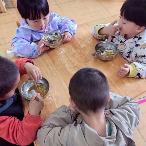 蒲城县矿区幼儿园小三班五月养成教育——用餐礼仪