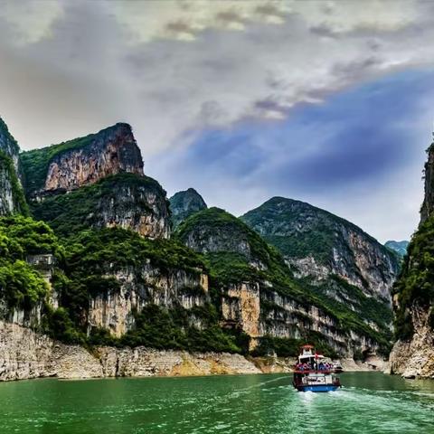 携手同舟游三峡，高山平湖风景佳