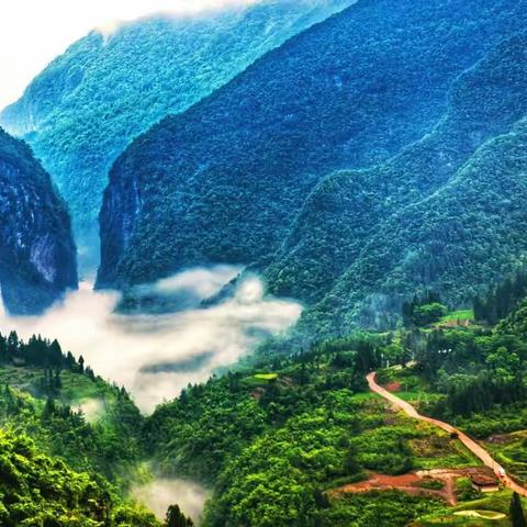 一江碧水两岸山，兄弟携手游恩施