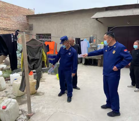 专职办主任张艺周深入一线基层指导正阳消防所开展村民自建房消防安全检查工作