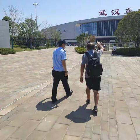 武汉东站地区综合管理执法中队文明服务  方便旅客出行路