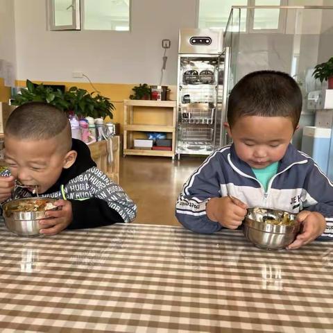 在幼儿园吃饭的第一天