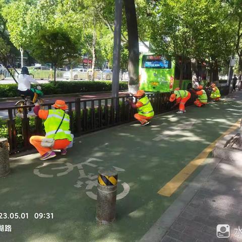 加强小长假期间市容环境管理  城市美容师坚守岗位 时刻不停歇