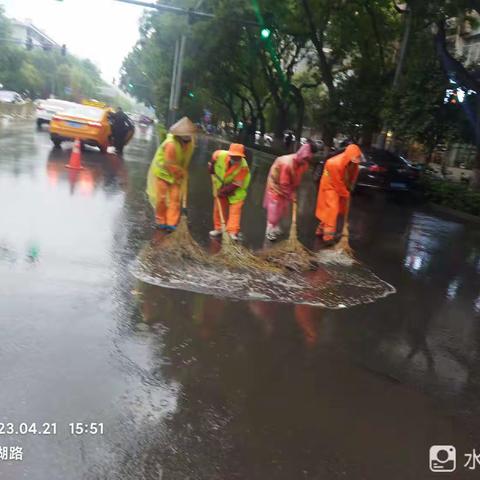 积极开展雨中保洁作业  夯实保洁精细化基础