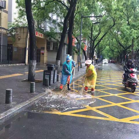 积极开展雨中作业模式  确保雨停路净