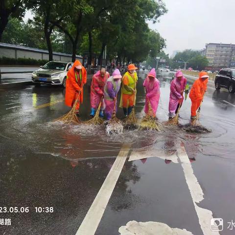 积极开展推水作业  保障雨天市民出行安全