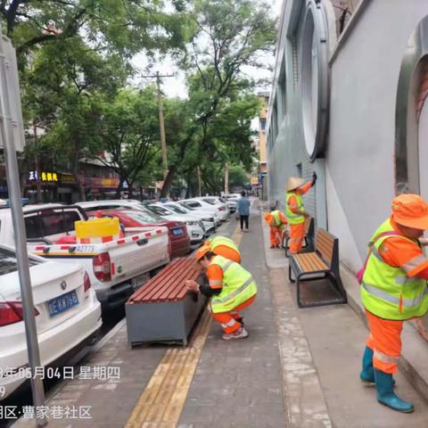 借助雨势开展“大擦洗  大冲洗”活动  保障雨后路面干净整洁