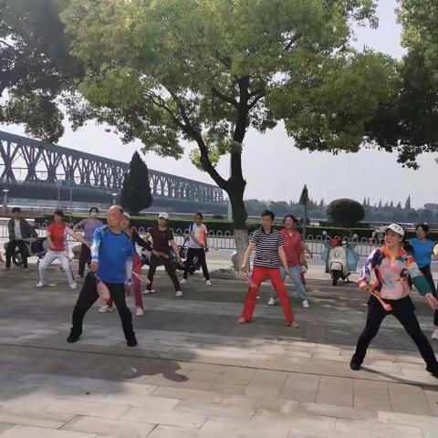柔力球舞起来                              ——樊城区老年大学柔力球晨练点