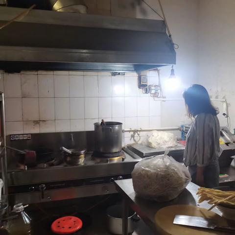 香堤湾社区开展油烟治理、食品安全和消防安全日常排查