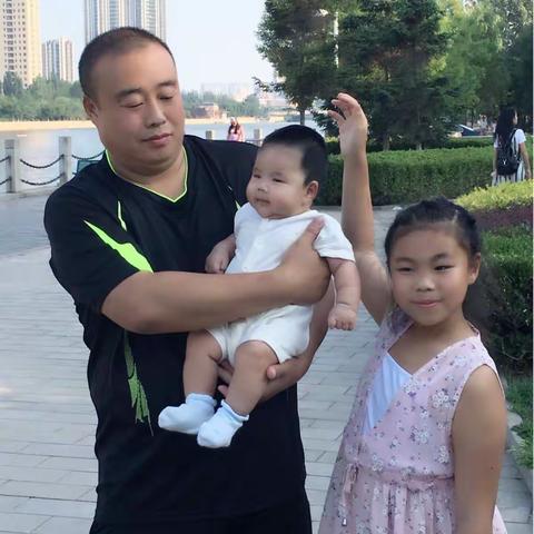 幸福的四口之家，粑粑麻麻希望你们健康成长！