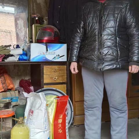 辉县邮政局驻村工作队开展春节走访慰问活动
