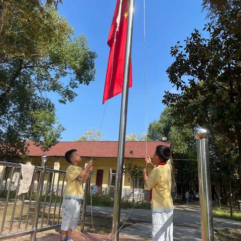 同升一面旗 共爱一个家