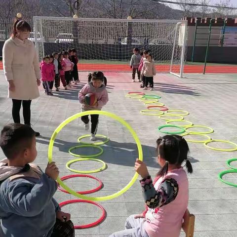 幼儿121中班十一月份第一次活动《花样投篮》