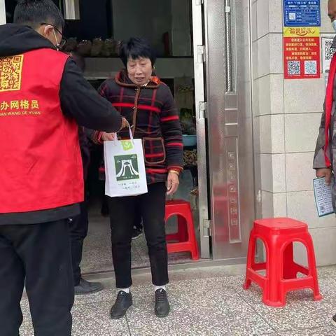 发放爱心防疫包，走访慰问送温暖