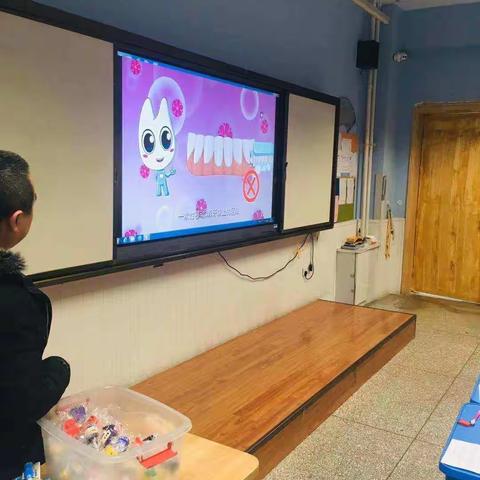 新建路小学二年三班家长进课堂:保护牙齿