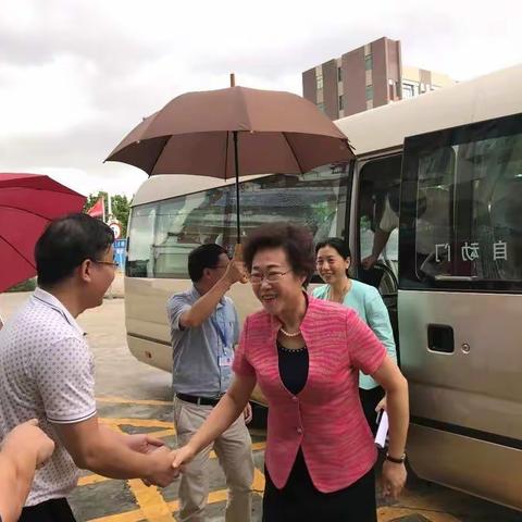 深圳副市长吴以环同志率队到龙岗区第五人民医院白泥坑社区健康服务中心参观调研