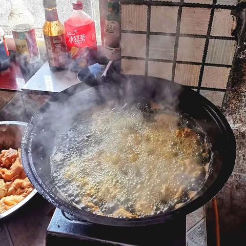 北国注1风光，千里冰封，万里雪注2飘