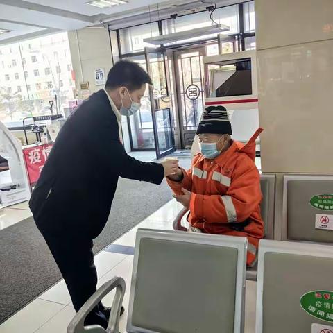 双鸭山宝清支行开展服务初心，人民称心主题活动--为环卫工人提供热水
