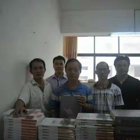 海口市地方史志办公室党支部开展‘’七一‘’赠书暨慰问生病党员主题实践活动