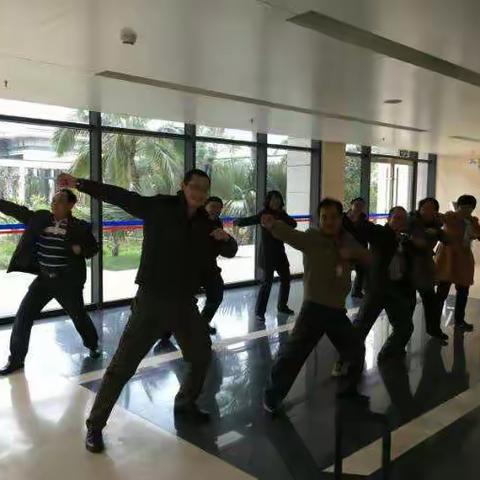 海口市地方史志办公室按照市政府办公厅的统一工作部署，积极开展工间操健身活动。