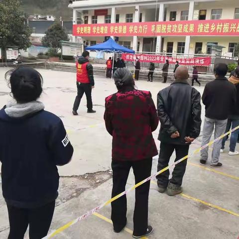 长安银行镇安县支行抽调专人协助回龙镇做好全员核酸检测工作